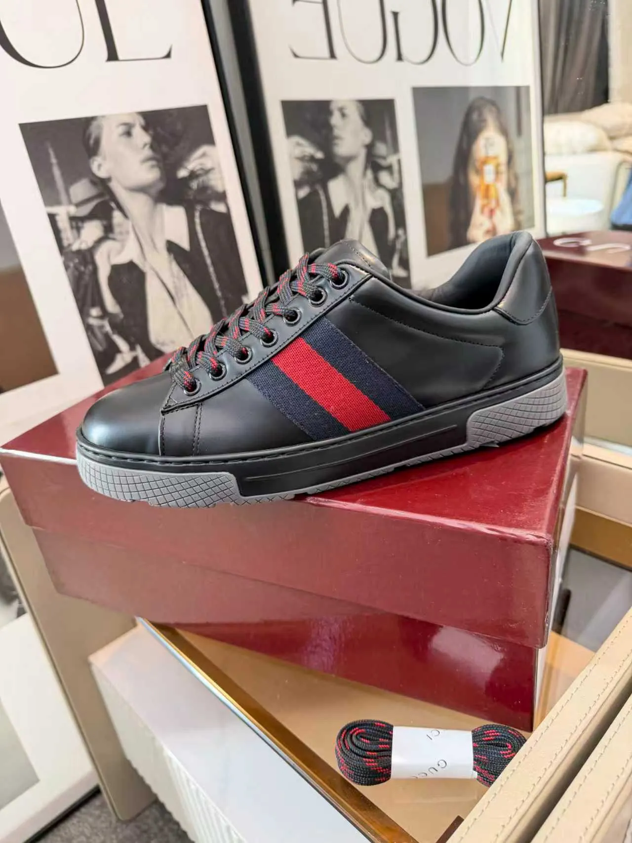 [G Home] P: 580💰 Men's model, Sizs: 39-44 (customized at 45) GUCCI classic design, casual elements, catwalk model. This pair of top-quality GUCCI shoes, with pure white as the main tone, shows elegance. The iconic red and green webbing embellishment instantly demonstrates the brand's charm and trendy attitude without the need for too many words. The upper material is delicate and feels comfortable, making every step feel like walking on the clouds. Exquisite details, such as shiny decorations and unique metal buckles on the shoes, add highlights to the overall look, giving off a unique brilliance inadvertently. Whether paired with casual jeans for a casual look or paired with a simple dress for a gentle and romantic look, it can be easily worn and becomes a versatile item in your wardrobe. Choose it and embark on a journey that combines style and comfort, making every trip a fashion show.